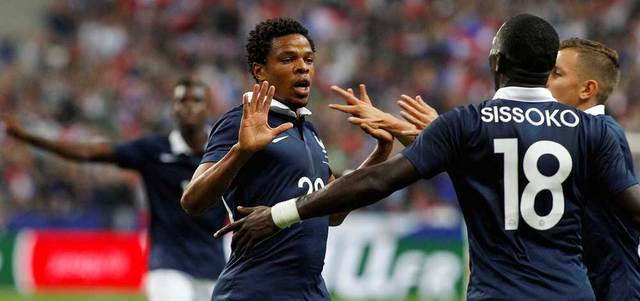 ريمي يحتفل مع زملائه بعد تسجيل الهدف الثمين للفرنسيين في شباك الإسبان. أ.ب