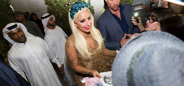 الليدي غاغا ظهرت بفستان طويل في أول إطلالة لها بمطار دبي الدولي وأكدت أنها لن تكون &laquo;صادمة&raquo; في حفلها الغنائي. تصوير: أحمد عرديتي