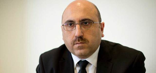 رامي عبدالرحمن: «عملية النظام في ريف حماة الغربي يقودها العميد سهيل الحسن المعروف بـ«النمر»، الذي ذاع صيته بعد قيادته حملة القصف بالبراميل المتفجرة على حلب». أ.ف.ب