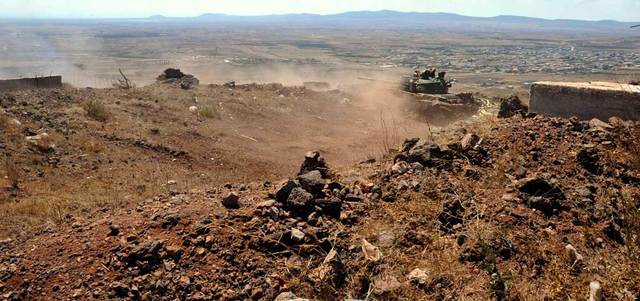 دبابة تابعة للقوات النظامية تقصف المعارضة في ريف القنيطرة.  رويترز
