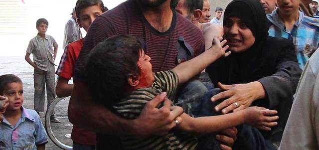 مقتل 25 شخصاً بينهم 10 أطفال وخمس نساء في غارتين لقوات النظام على مدينة دوما.  رويترز