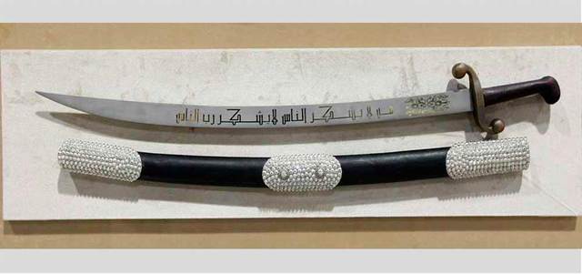 هناك حضور واضح للأعمال الفنية والحرف اليدوية والمنتجات التراثية والقطع الأثرية وتجد اهتماماً كبيراً من الزوّار لما تتسم به من تفرّد وجماليات.