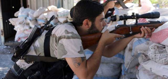 مقاتلون من المعارضة السورية خلال اشتباكات بالقرب من مدينة حلب أمس. أ.ف.ب