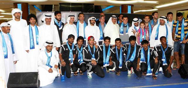 الجهازان الفني والإداري مع اللاعبين المحترفين الجدد. من المصدر