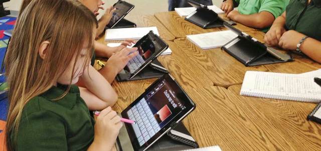 الإقبال في سوق التعليم ينقسم بالتساوي تقريباً بين الحواسيب المحمولة واللوحية. أرشيفية