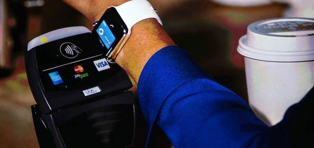 جميع المعلومات الصحية التي تسجلها «أبل ووتش» سيتم تشفيرها على الساعة نفسها. غيتي