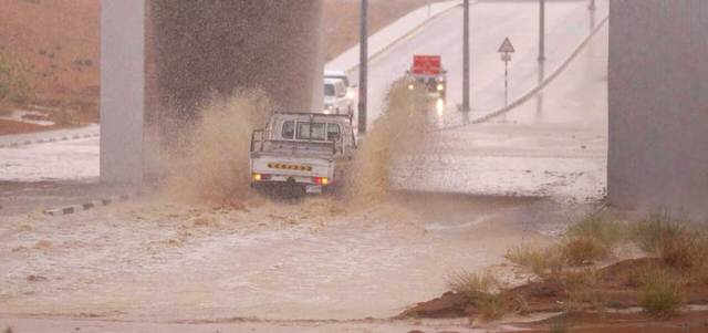 الأمطار الغزيرة خلّفت تجمعات مياه على الطرق. الإمارات اليوم