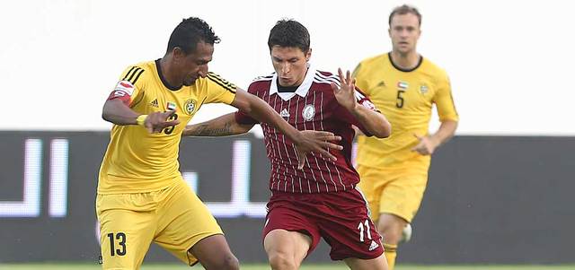 لاعب فريق الوحدة تيغالي «يمين» سجل الهدف الثاني للوحدة في شباك اتحاد كلباء. تصوير: إريك أرازاس