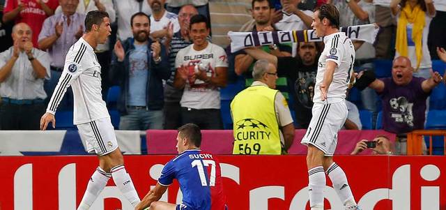 كريستيانو رونالدو (يسار) يحتفل مع زميله غاريث بيل بالفوز الكبير على بازل. أ.ب