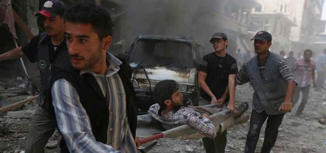 مدنيون يسعفون رجلاً أصيب بغارة نفذتها القوات النظامية على سوق وسط مدينة دوما في الغوطة الشرقية. رويترز