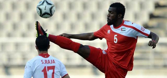 لاعب المنتخب سالم علي إبراهيم (يمين) يحاول السيطرة على الكرة قبل لاعب الأردن سمير راجا. أ.ف.ب
