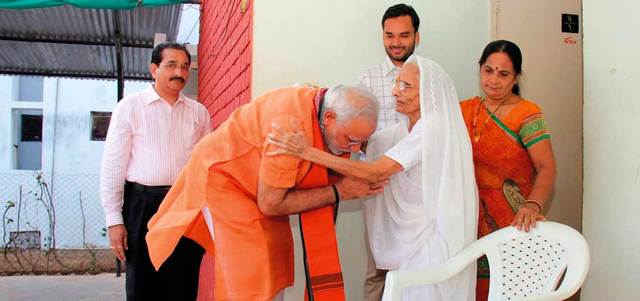 ناريندرا ينال تبريكات والدته في عيد ميلاده  الـ64.