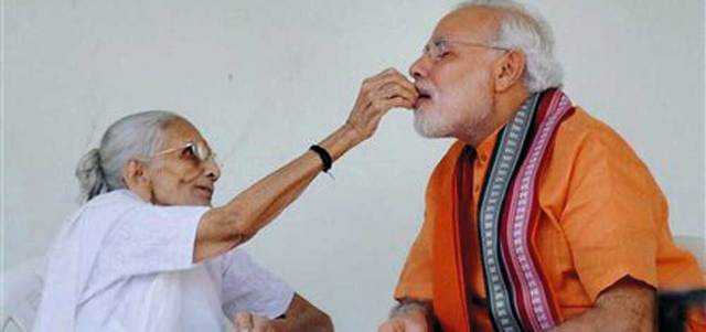 وتطعمه الحلوى بيدها.