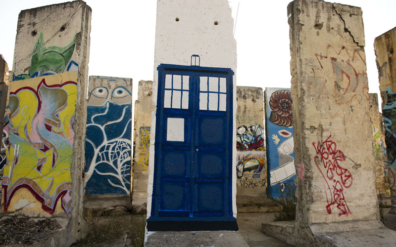 شركة تشتري قطعا من جدار برلين وتعرضه أمام الناس للكتابة عليه، بعد 25 عاماً على سقوطه- أ ف ب