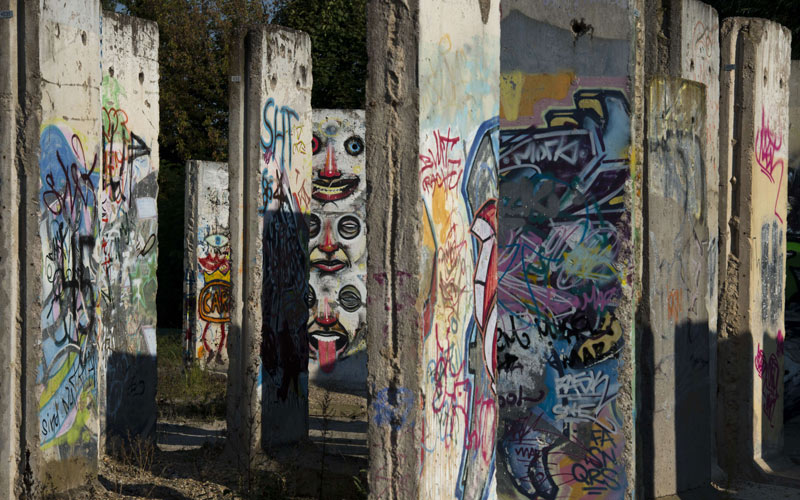 شركة تشتري قطعا من جدار برلين وتعرضه أمام الناس للكتابة عليه، بعد 25 عاماً على سقوطه- أ ف ب