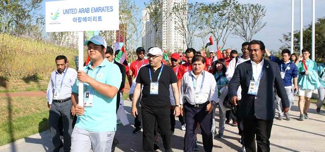 رفع علم الإمارات في القرية الأولمبية أمس بحضور وزير الصحة النائب الأول لرئيس اللجنة الأولمبية عبدالرحمن محمد العويس. وام