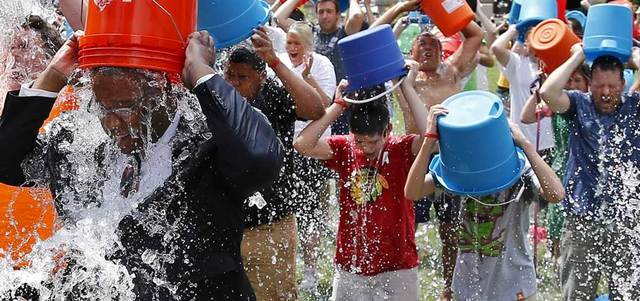 «تحدي دلو الثلج» أظهر الإمكانات الكبيرة للفيديو على «فيس بوك». أرشيفية