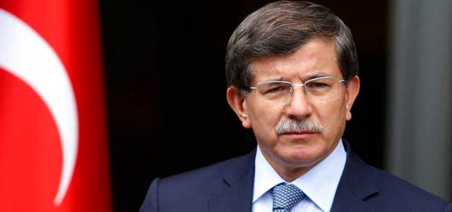 أحمد داود أوغلو: حكام المحافظات الحدودية في تركيا تلقوا توجيهات بتقديم المساعدة إلى اللاجئين على الجانب السوري من الحدود. رويترز