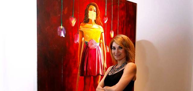 تسعى الفنانة إلى هدم التناقض في المجتمع.. فلوحتها غنية بالتناقضات حيث يبدو أنها تتعمده أسلوباً في إبراز رسالتها من الفن. تصوير: أشوك فيرما