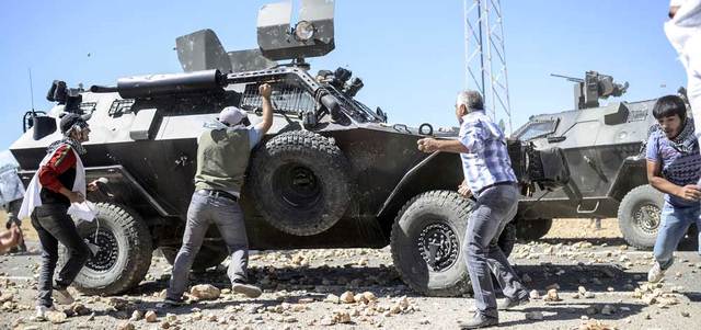 اشتباكات بين لاجئين أكراد من شمال سورية مع جنود أتراك على الحدود بين البلدين أمس. أ.ف.ب