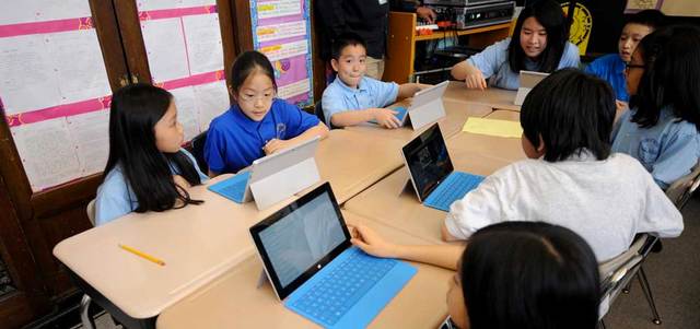 يحدد الطلاب منهجهم الدراسي دون الالتزام بكتب دراسية مطبوعة، بالاعتماد على الحواسيب المحمولة. غيتي