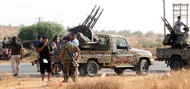Troupes libyennes se déployant près des murs de Tripoli