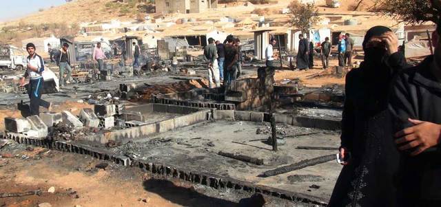 بقايا الخيام المحترقة بمخيم للاجئين السوريين في عرسال.  أ.ف.ب