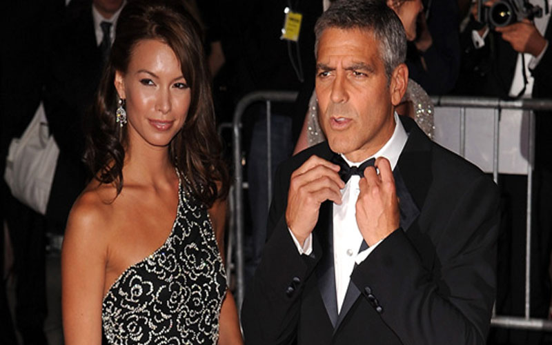 التقت سارة لارسون، التي كانت تعمل كنادلة في لاس فيغاس كلوني في 2007 وظل الاثنان يتواعدان لمدة عام تقريباً قبل أن ينفصلا.