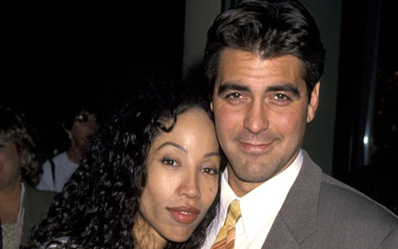 تعرفت  الممثلة كيمبرلي راسل، على  كلوني بعد انفصاله عن زوجته تاليا بالسام في منتصف التسعينيات.