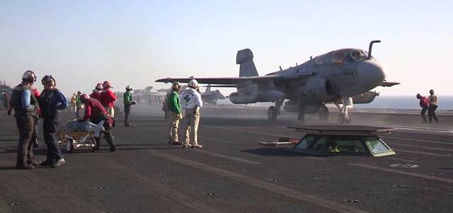 حاملة الطائرات «جورج إتش دبليو بوش» التي تنطلق منها طائرات لضرب مواقع نفط «داعش» في سورية. أ.ف.ب