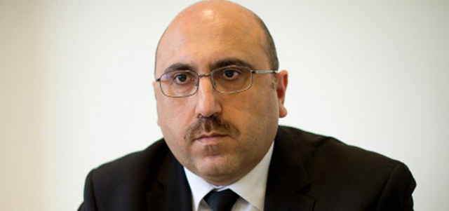 رامي عبدالرحمن: «داعش» بات على بُعد خمسة كيلومترات فقط من مدينة عين العرب، في أقرب مسافة يصلها التنظيم إلى المدينة، منذ أن شنّ هجوماً عليها في منتصف سبتمبر الجاري. أ.ف.ب