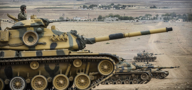 دبابات تركية تتخذ مواقع قتالية في بلدة سورج الحدودية بالقرب من بلدة عين العرب السورية بعد سقوط 3 قذائف هاون في الجانب التركي. أ.ف.ب