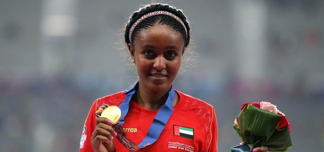 علياء محمد سعيد متوّجة بالميدالية الذهبية لسباق 10 آلاف متر في دورة الألعاب الآسيوية «إنشيون». تصوير: سالم خميس