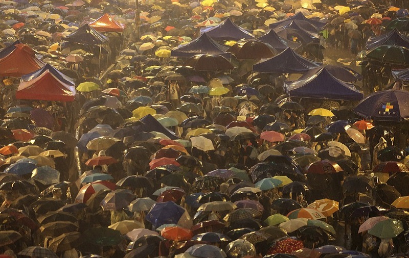 تواجه الصين حركة احتجاجية غير مسبوقة في هونغ كونغ، حيث بدأت تكتسي  طابع انتفاضة للمطالبة بالديمقراطية. ويرى مراقبون أنها تشكل التحدي الأكبر لسلطات بكين منذ استعادتها للمدينة عام 1997من بريطانيا.-وكالات