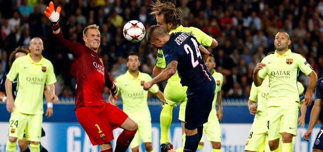 فيراتي يسجل بطريقة مميزة برأسية الهدف الثاني لسان جرمان على برشلونة. رويترز