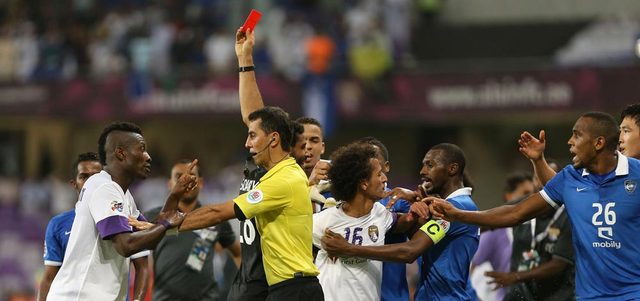 لحظة طرد جيان من قبل الحكم. تصوير: إريك أرازاس