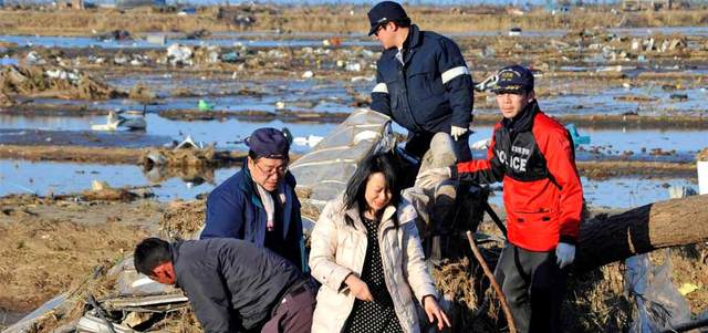 «تويتر» تحوّل إلى وسيلة فعّالة للاتصالات ومصدر للمعلومات خلال «تسونامي» اليابان في 2011. أرشيفية