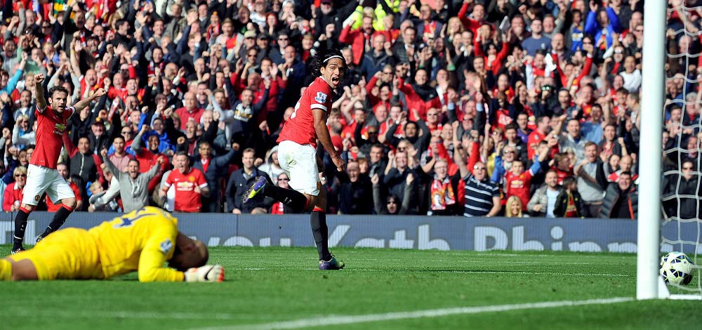 فالكاو يسجل هدف الفوز للشياطين الحمر بمرمى إيفرتون. أ ف ب