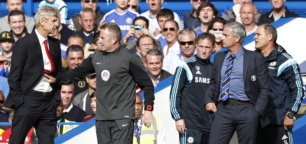 فينغر يفقد أعصابه ويقوم بدفع مورينهو بعد محاولة الأخير التأثير على الحكم الرابع. ا ف ب