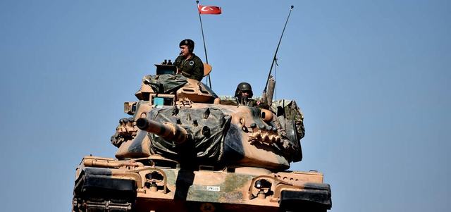 دبابة تركية على تلّة خارج قرية مرشد بينار المطلة على مدينة عين العرب السورية. أ.ف.ب