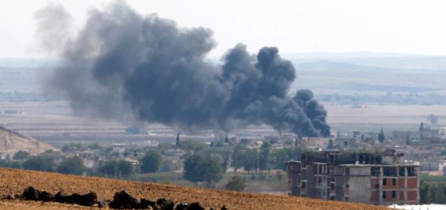 الدخان يرتفع في بلدة عين العرب السورية قرب الحدود التركية بسبب القصف الذي ينفذه «داعش» في محاولته اقتحام المدينة.  رويترز
