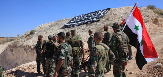 القوات السورية النظامية على سفح تل في قرية زور المحروقة بريف حماة بعد استعادتها من «جبهة النصرة». رويترز