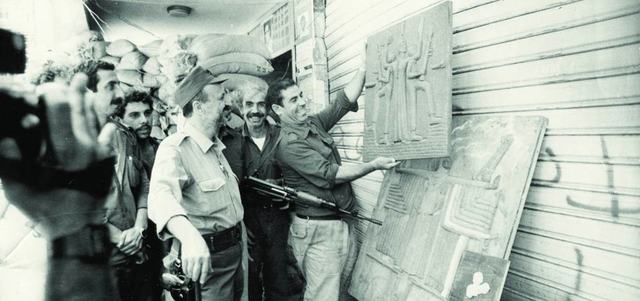 ياسر عرفات يطلع على أعمال الفنان عبدالحي مسلّم في بيروت.