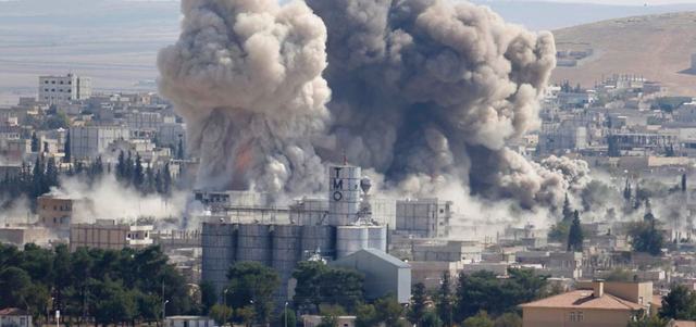 الدخان يرتفع في سماء عين العرب بعد غارة جوية نفذتها الولايات المتحدة على مواقع لـ«داعش» في المدينة. رويترز