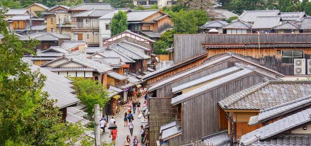 السياح يمرون عبر الأحياء التقليدية بمدينة كيوتو في رحلتهم إلى معبد كيوميزو ديرا. د.ب.أ