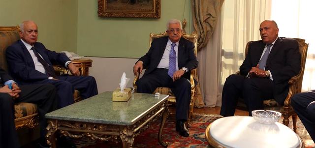 عباس خلال اجتماعه مع نبيل العربي وسامح شكري في القاهرة عشية المؤتمر. إي.بي.إيه