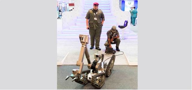 «روبوت» يتعامل مع المتفجرات في المناطق الضيقة والطائرات مزود بكاميرا متحركة. تصوير: أحمد عرديتي