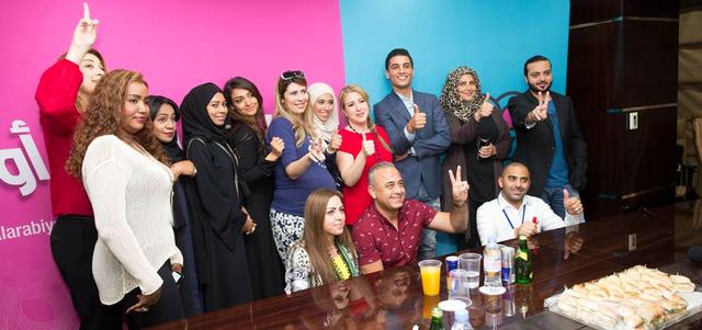محمد عساف في صورة جماعية مع عدد من العاملين بشبكة الإذاعة العربية في مدينة دبي للإعلام. تصوير: أحمد عرديتي
