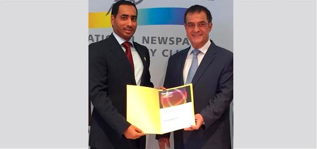 الريامي يتسلَّم جائزة &laquo;الإمارات اليوم&raquo;.