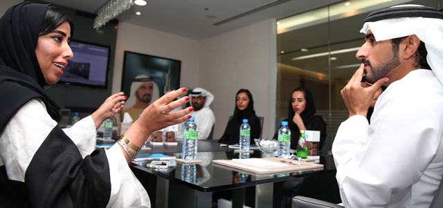 ..ويستمع إلى منى المري التي قدمت شرحاً حول أهداف &laquo;براند دبي&raquo;. وام